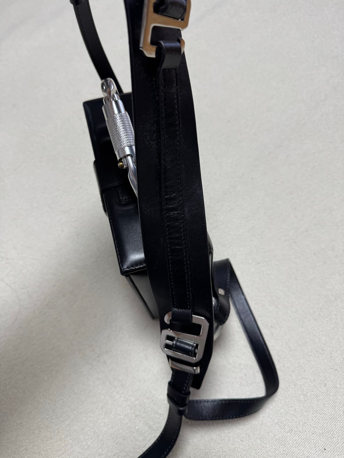 엘리엇 에밀 카라비너 박스백 상품이미지5