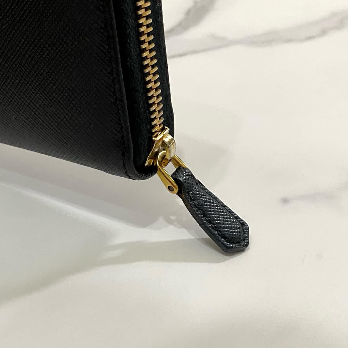 프라다 사피아노 레더 삼각로고 지퍼 장지갑 블랙 1ML506 상품이미지7