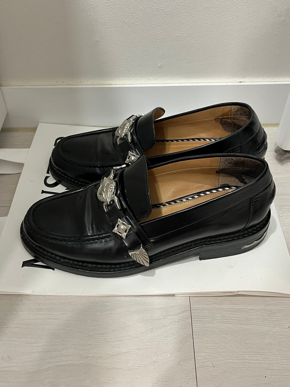 (240) 토가 풀라 메탈 버클 스트랩 레더 로퍼 (TOGA PULLA) 상품이미지2