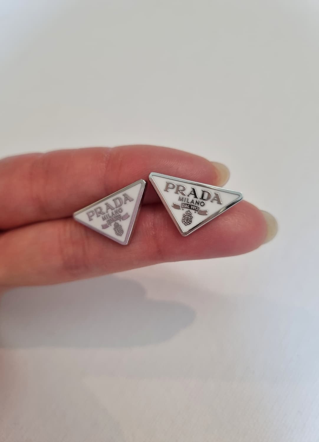 프라다 업사이클링 삼각로고 미니 귀걸이 화이트 상품이미지6