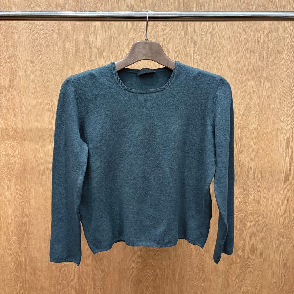 프라다 레귤러핏 라운드넥 긴팔 크롭 니트 미니멀 솔리드 디테일 차콜 상품이미지2