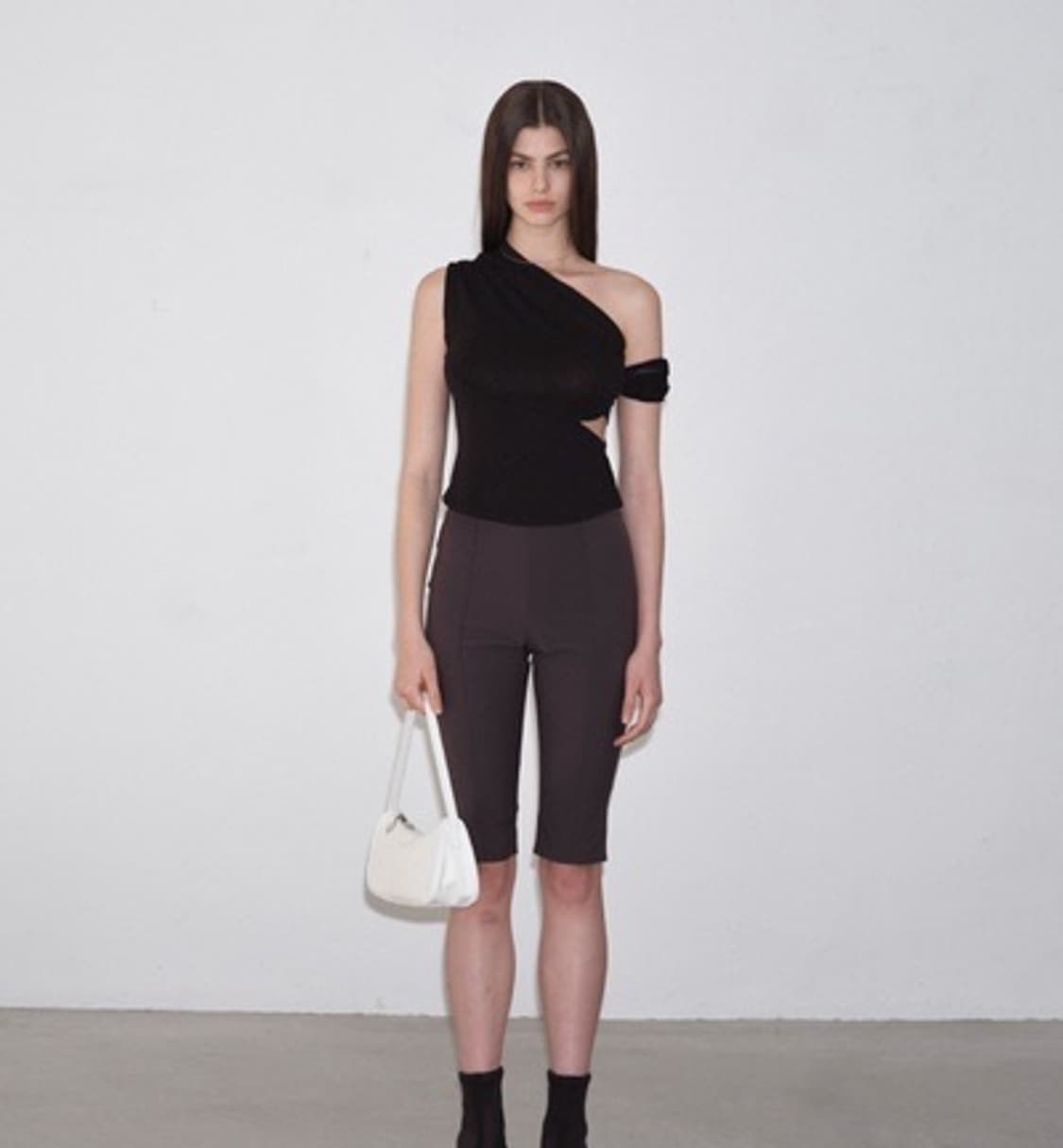 미스치프 카울 넥 슬리브리스 상품이미지1