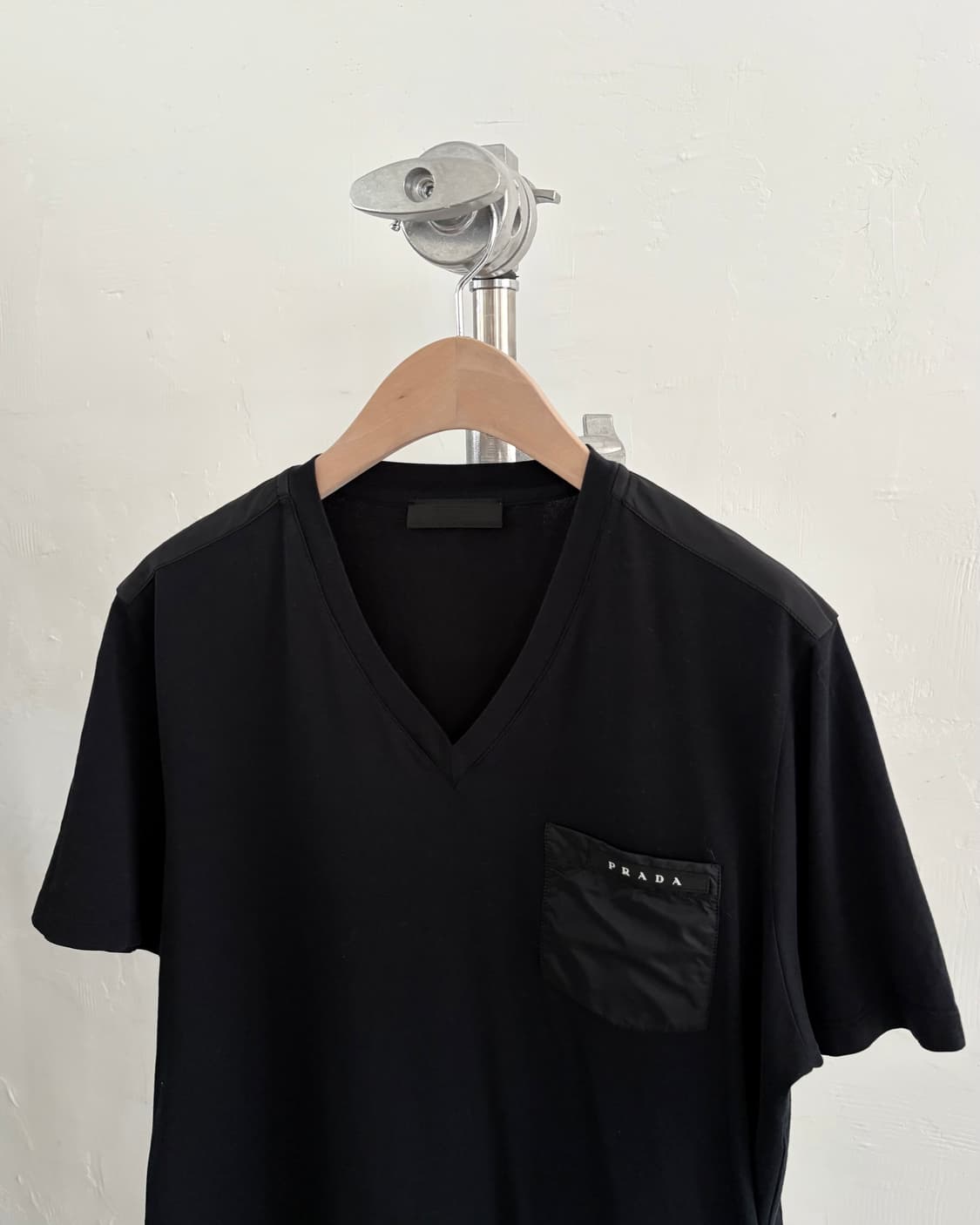 Prada 프라다 나일론 포켓로고 브이넥 티셔츠 상품이미지2