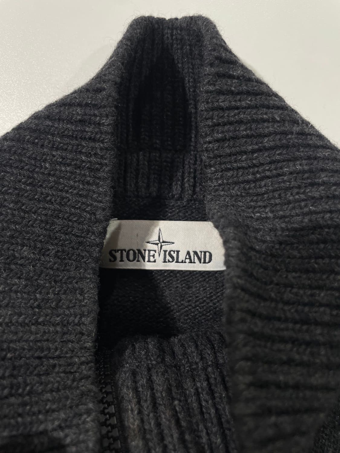 스톤 아일랜드 차콜 하프 버튼 와펜 폴라 스웨터 상품이미지7