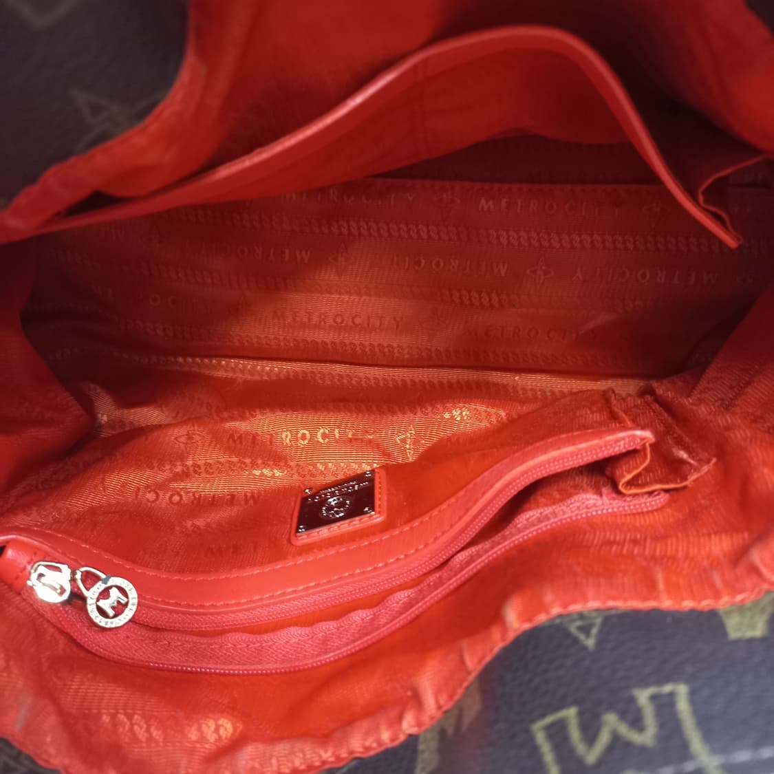 메트로시티 모노그램 숄더백 브라운 상품이미지3