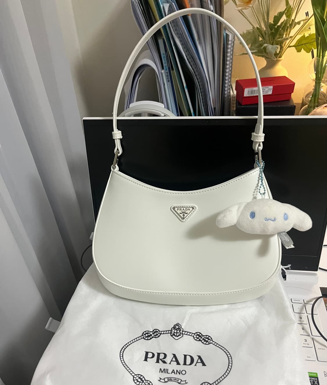 프라다 클레오 화이트 숄더백 스몰 상품이미지1