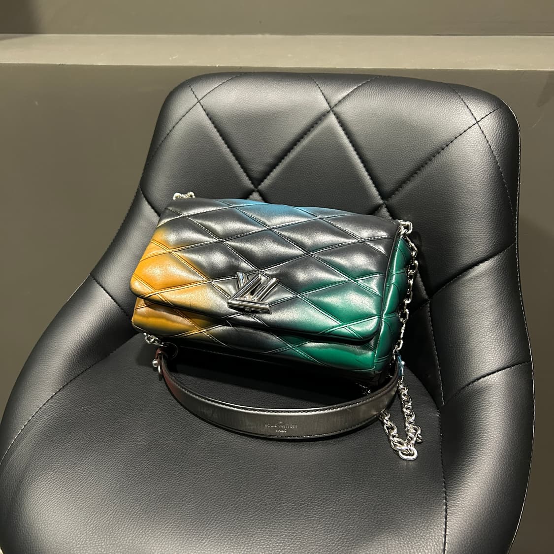 루이비통 GO-14 멀티컬러 퀼팅백 상품이미지1