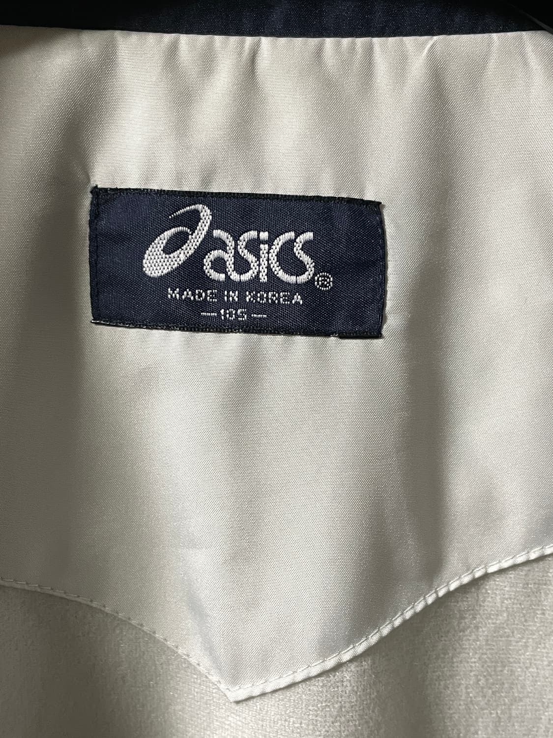 105XL 아식스 화이트/네이비 올드스쿨 바람막이 상품이미지4