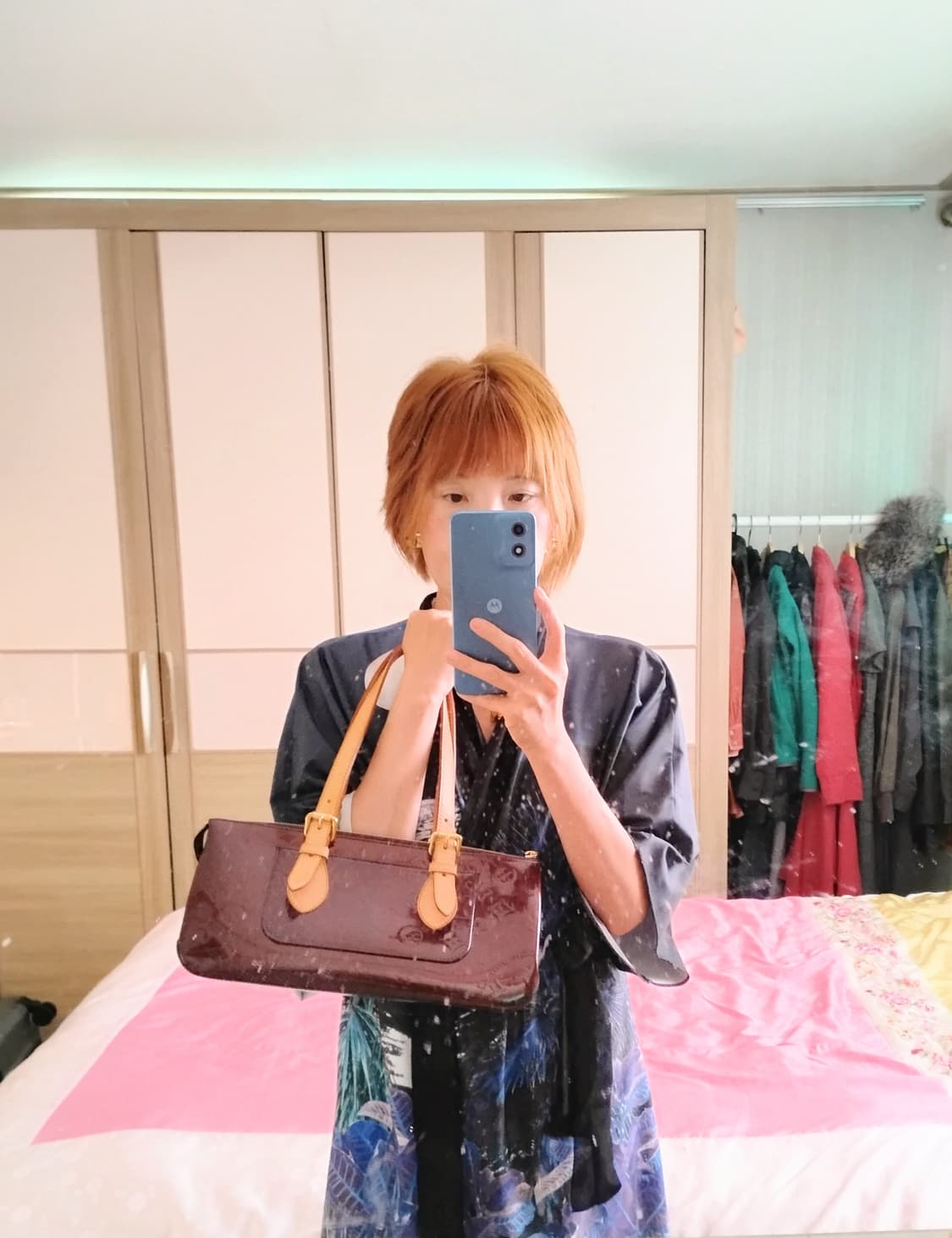 당신의 일상에 우아함을 더해줄 특별한 루이비통 베르니 숄더백 상품이미지3