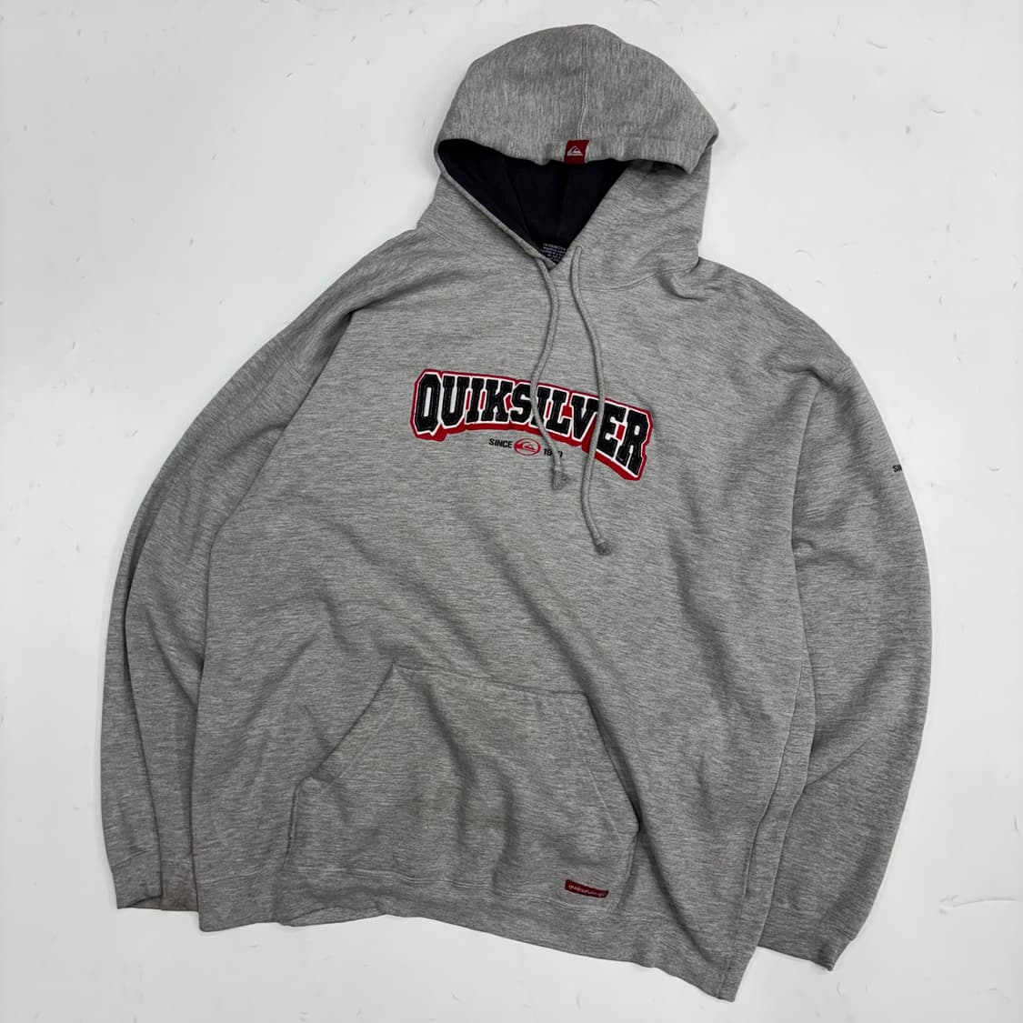 퀵실버(Quiksilver) 빅로고 아치형 자수 그레이 후드티 상품이미지1