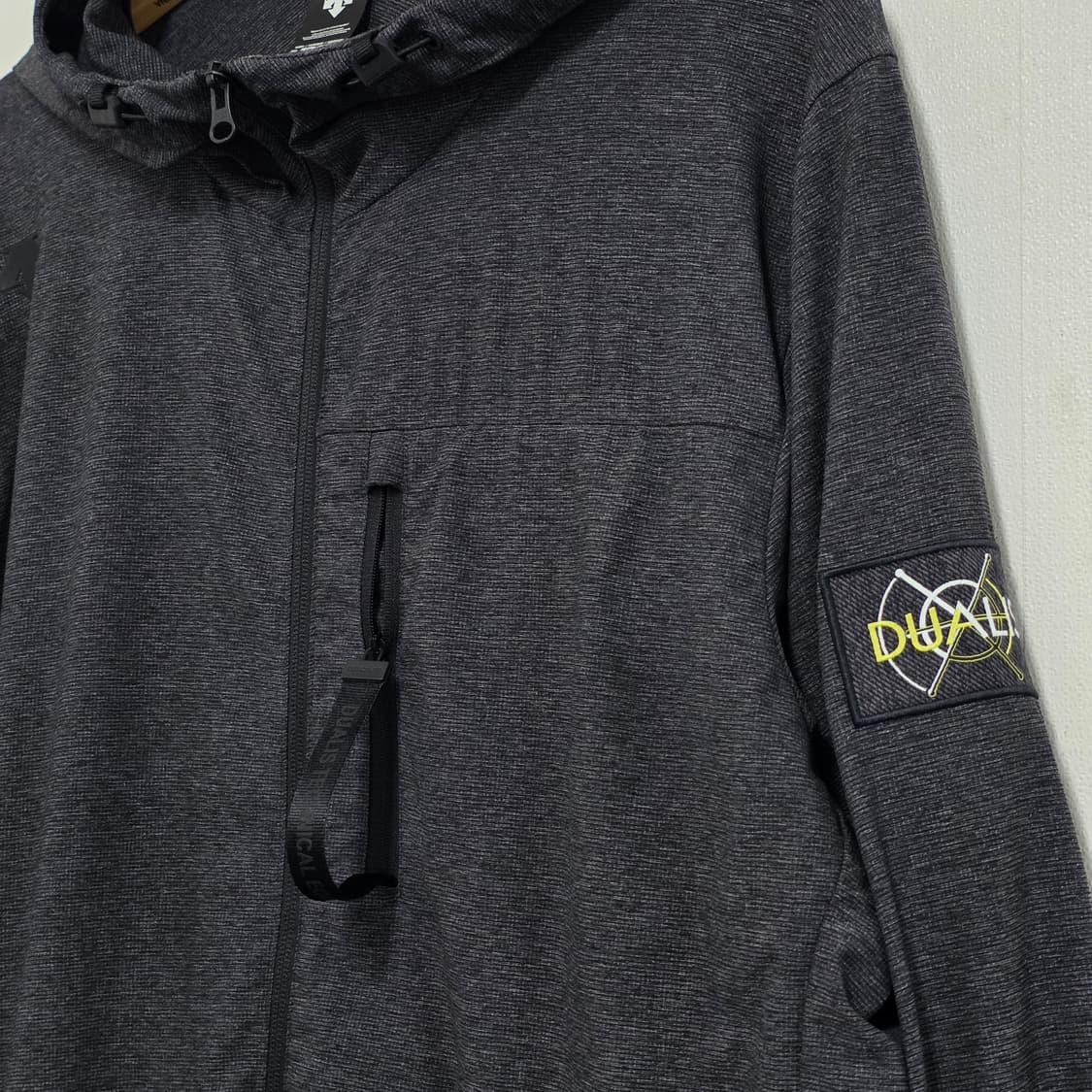 110) 데상트 후드 경량 스판 바람막이 차콜그레이 상품이미지3