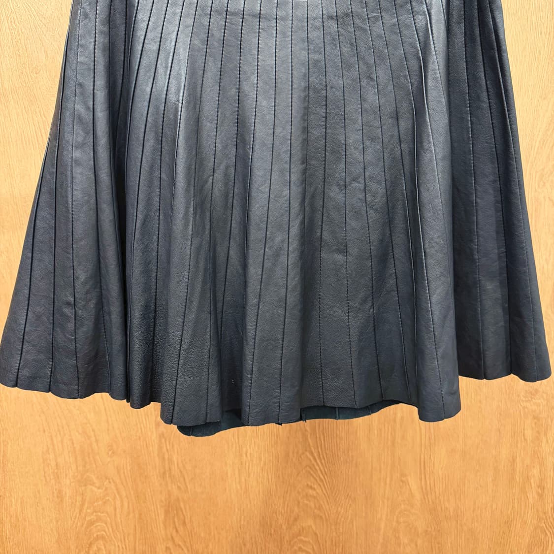 띠어리 A라인 양가죽 미니 스커트 세로 플리츠 사이드 클로징 디테일 블랙 상품이미지5