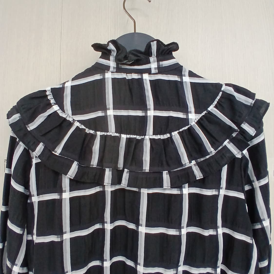 H&M  블랙 체크 프릴 블라우스 상품이미지4