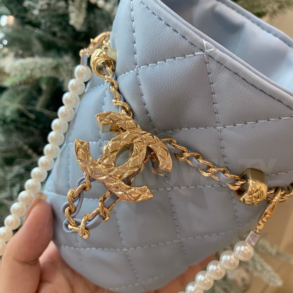 샤넬뷰티 미니 버킷백 진주체인  크로스백 블루 드로스트링 백  상품이미지4