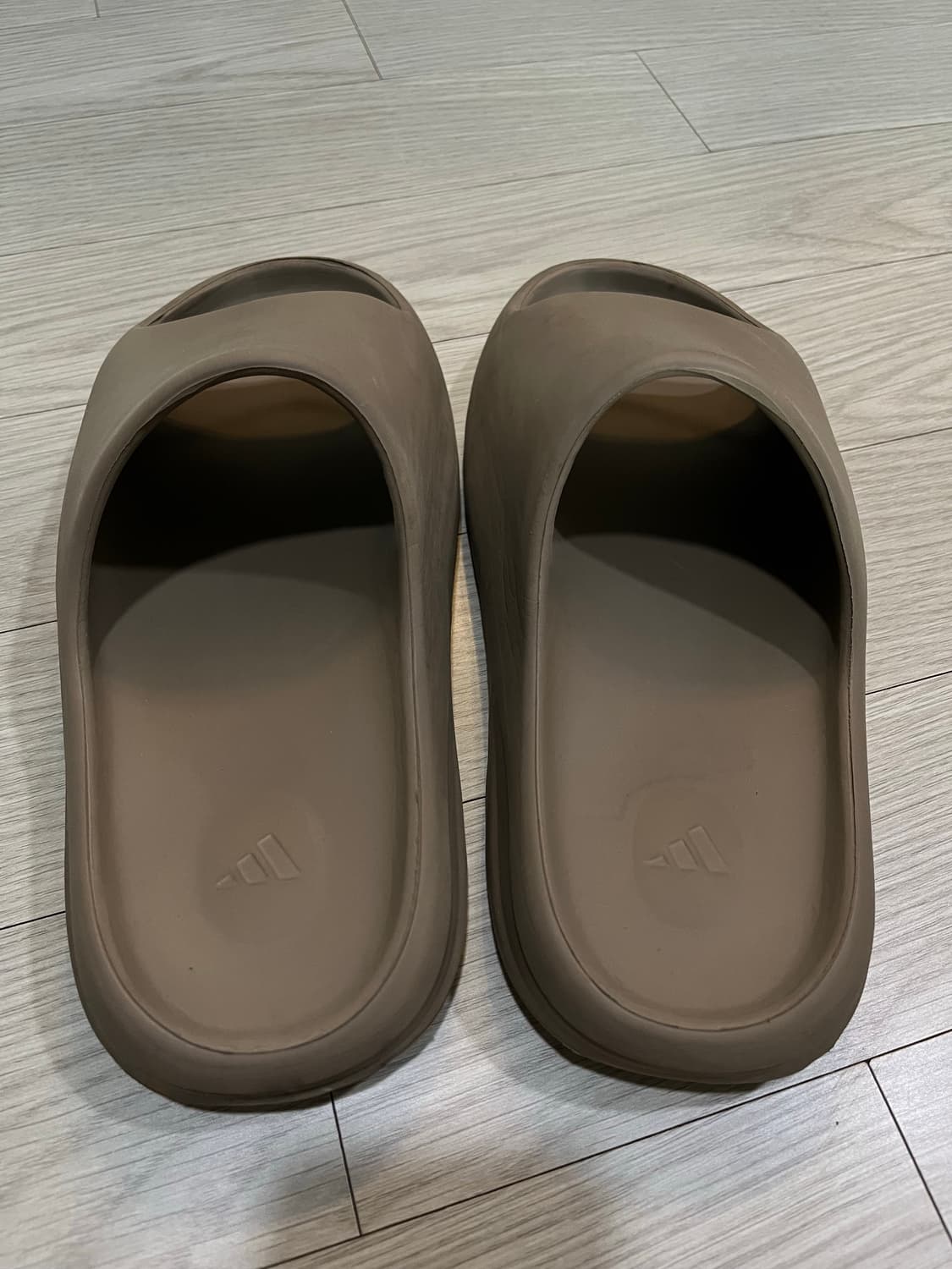 아디다스 이지 슬라이드 코어 상품이미지1