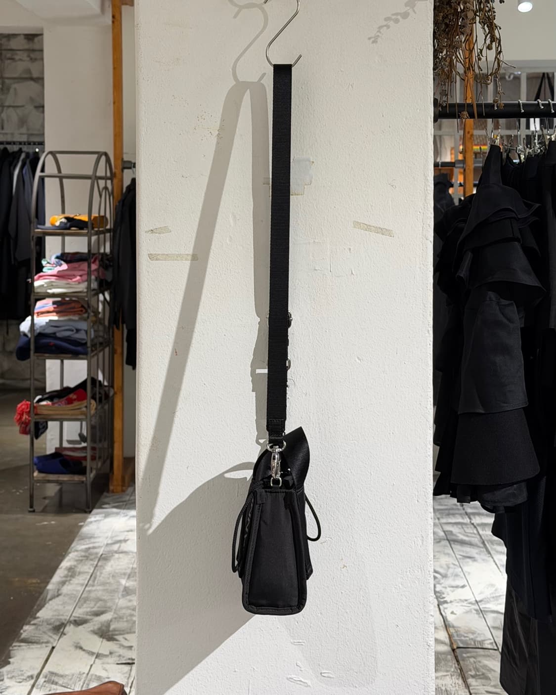 가니 블랙 24ss 로고 스트랩 미니 테크 토트백 상품이미지3