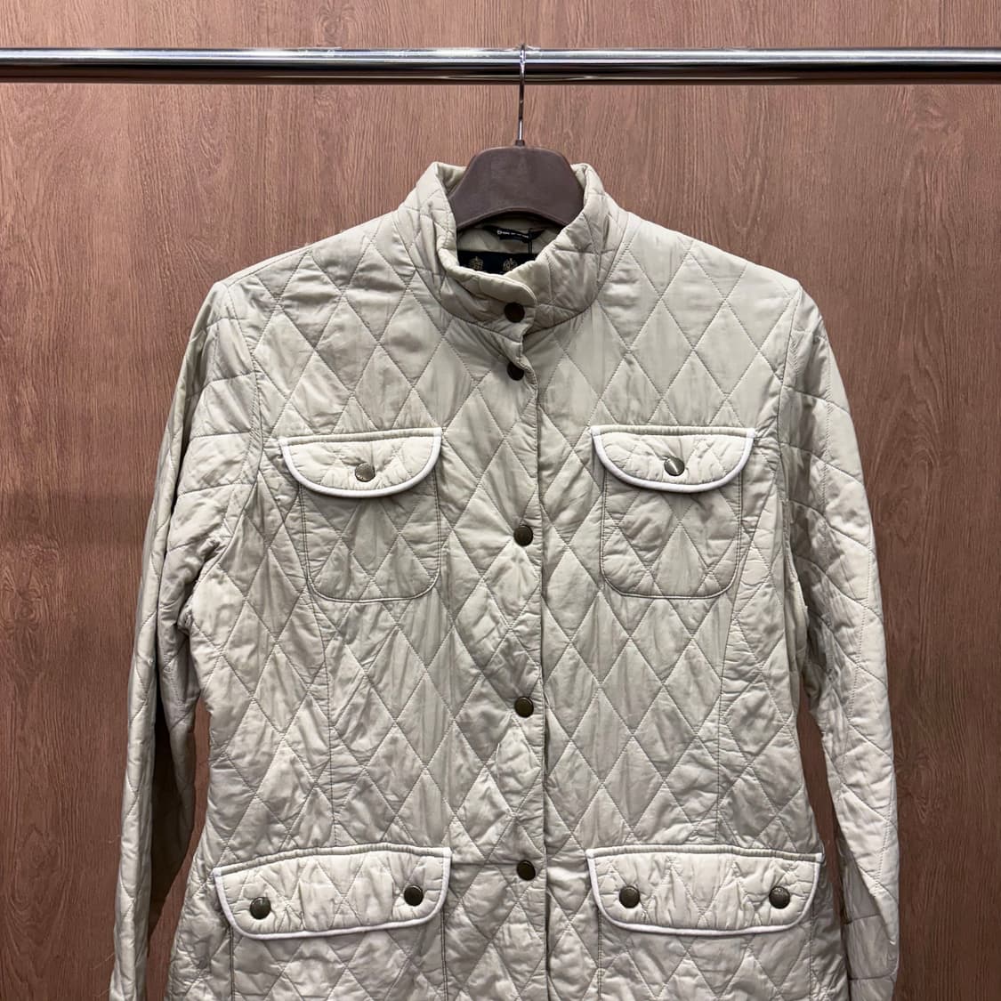 바버 퀄팅 자켓 하이넥 스탠드 카라 허리 양쪽 버튼 탭 디테일 아이보리 상품이미지4