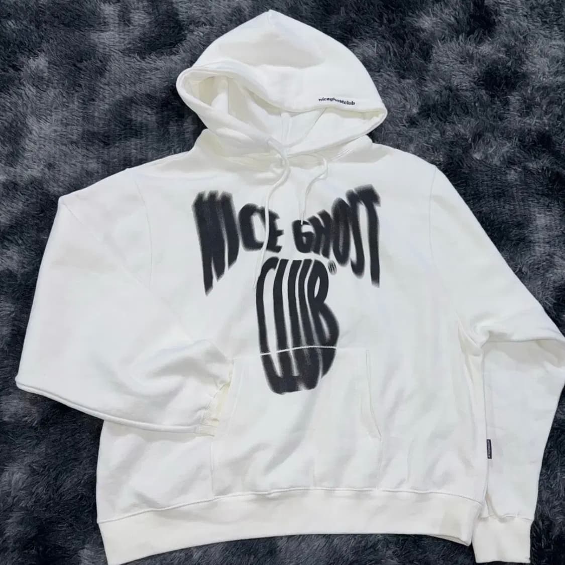 투티/0241 NICE GHOST CLUB 화이트 기모 후드 빅로고 상품이미지5