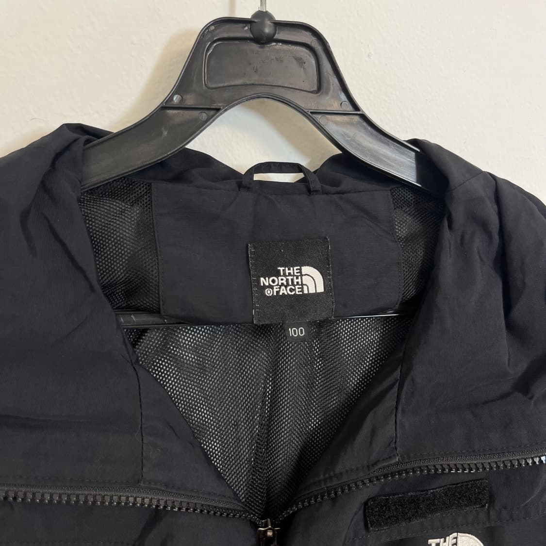 The North Face black windbreaker 상품이미지5