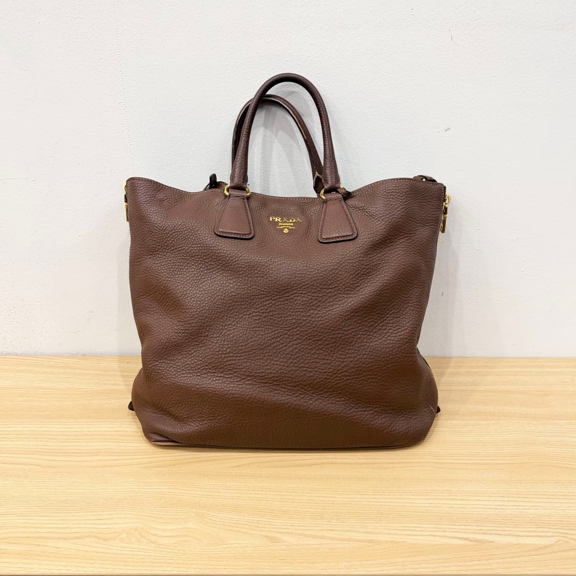 프라다 레더 토트백 골드 로고 더블 핸들 사이드 지퍼 디테일 브라운 상품이미지1