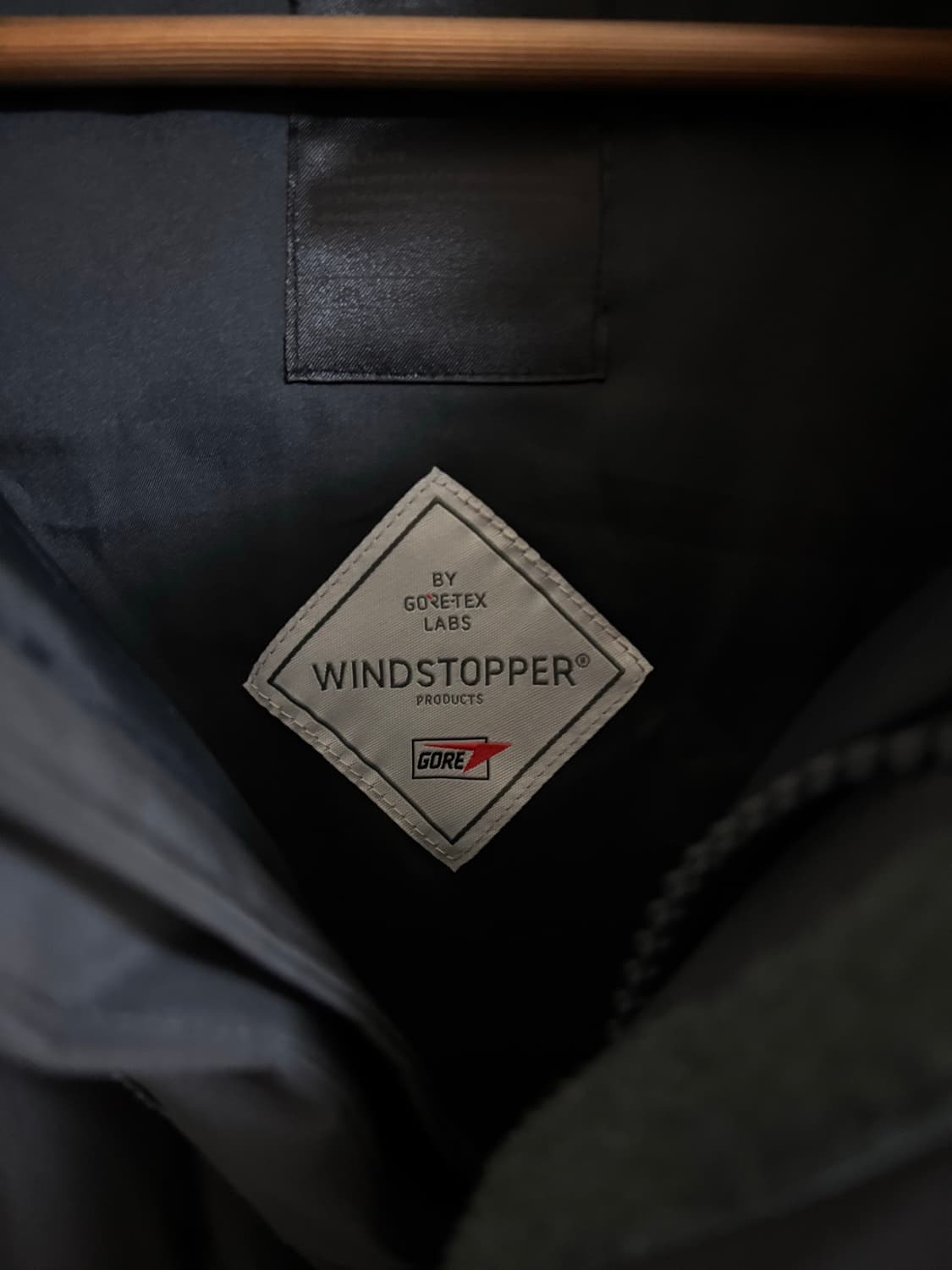 다이와피어39 GORE-TEX 윈드스토퍼 필드 다운베스트 챠콜 상품이미지4