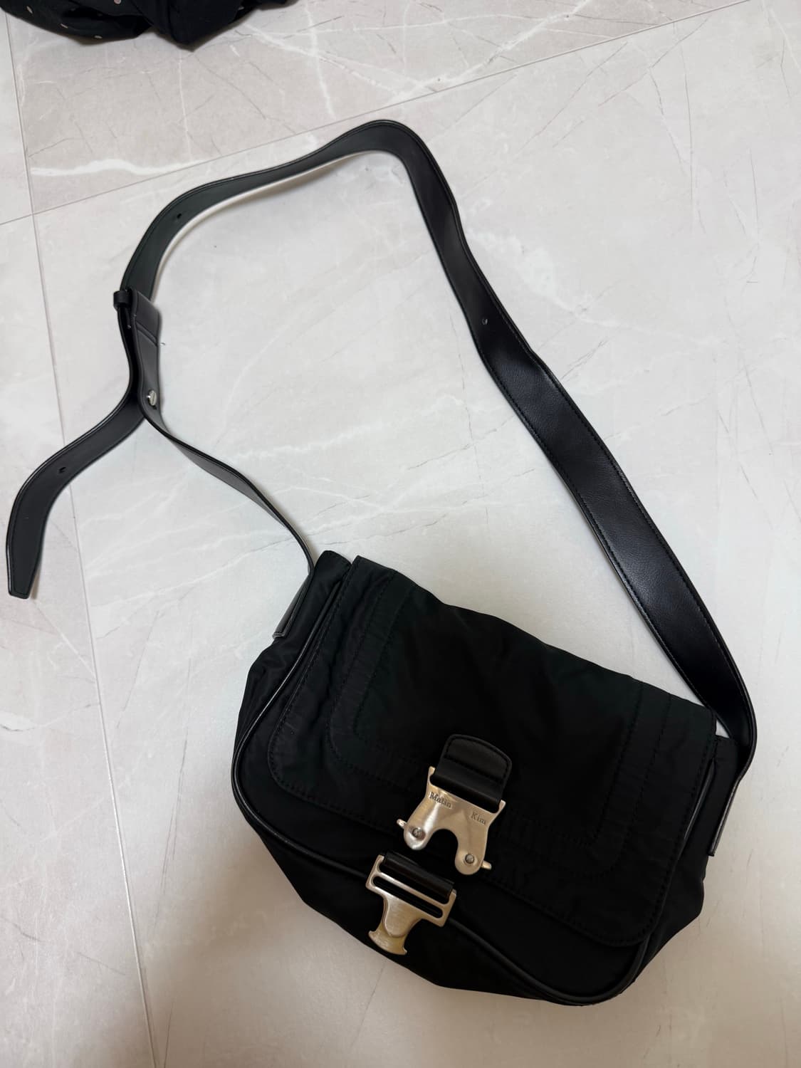 마뗑킴 미니 버클 크로스백 블랙 상품이미지1