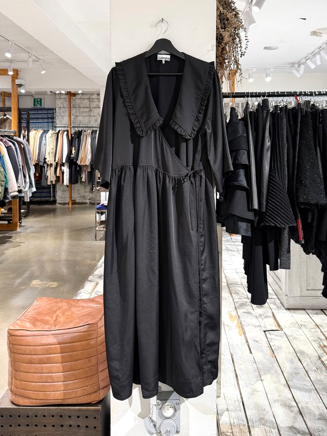 가니 블랙 프릴 카라 랩 롱 원피스 상품이미지1