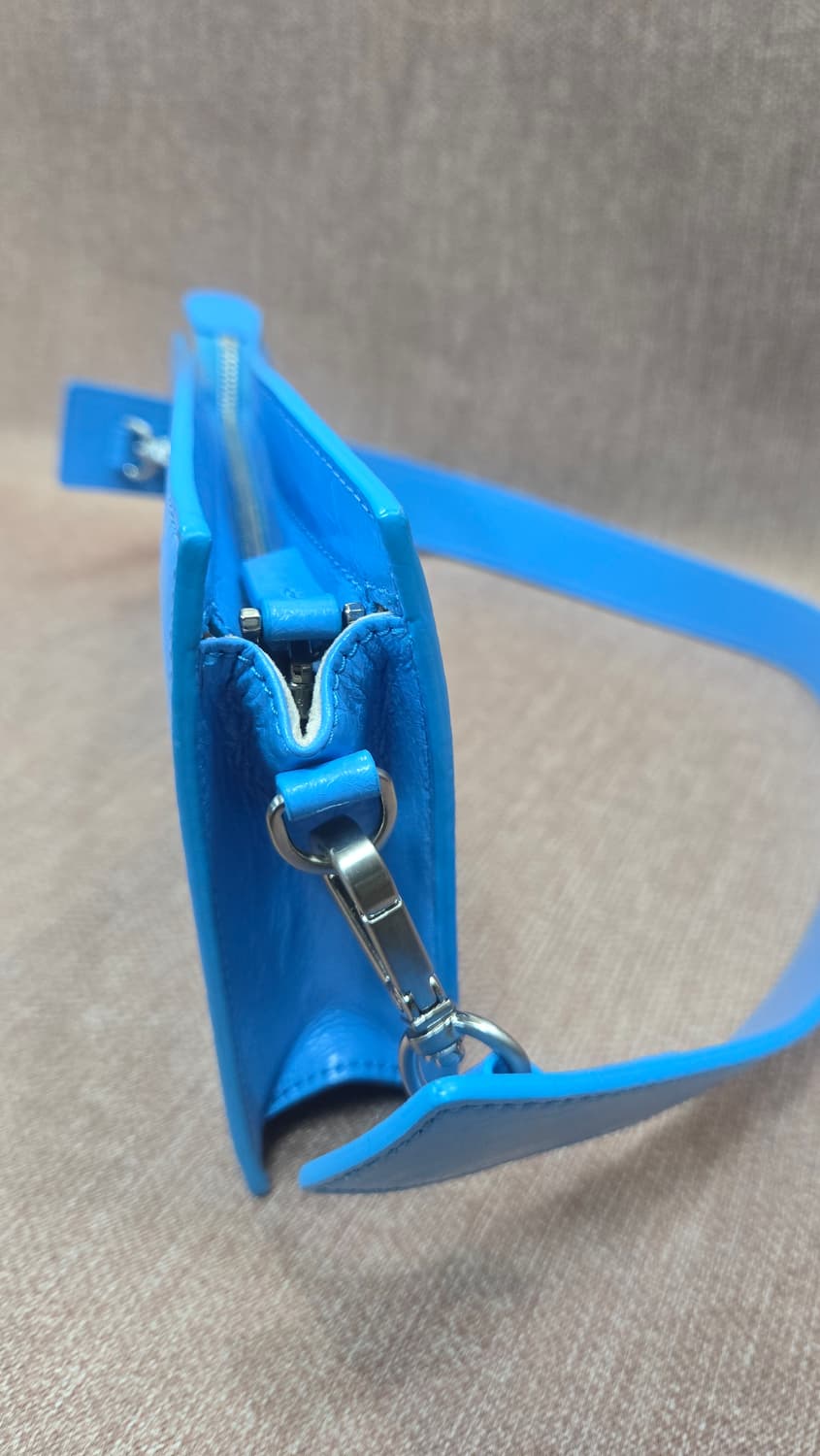 유즈(YUSE)의 비비드 블루 레더 크랙 미니 숄더백 상품이미지3