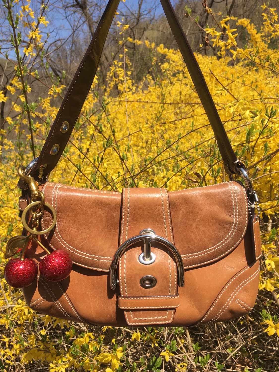 코치 시그니처 미니 소호 버클 숄더백 탠 컬러 상품이미지1