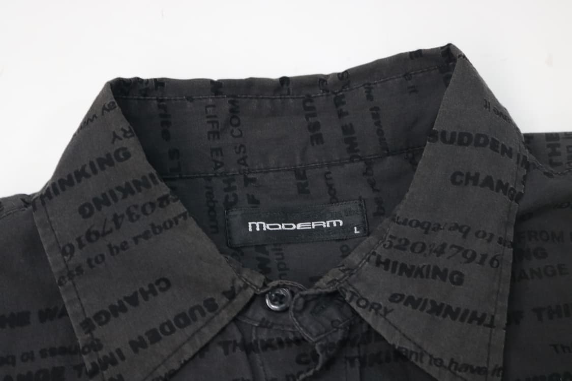 모더엠 타이포그래피 올오버 프린트 블랙 반팔 셔츠 (L) 상품이미지3