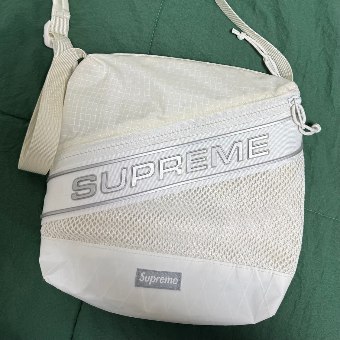 슈프림 숄더백 화이트 - 23FW 상품이미지2