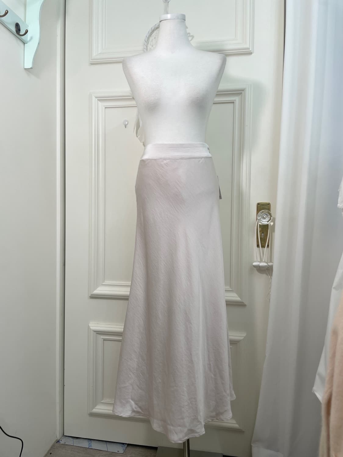 pink ivory satin basic long skirt 상품이미지1
