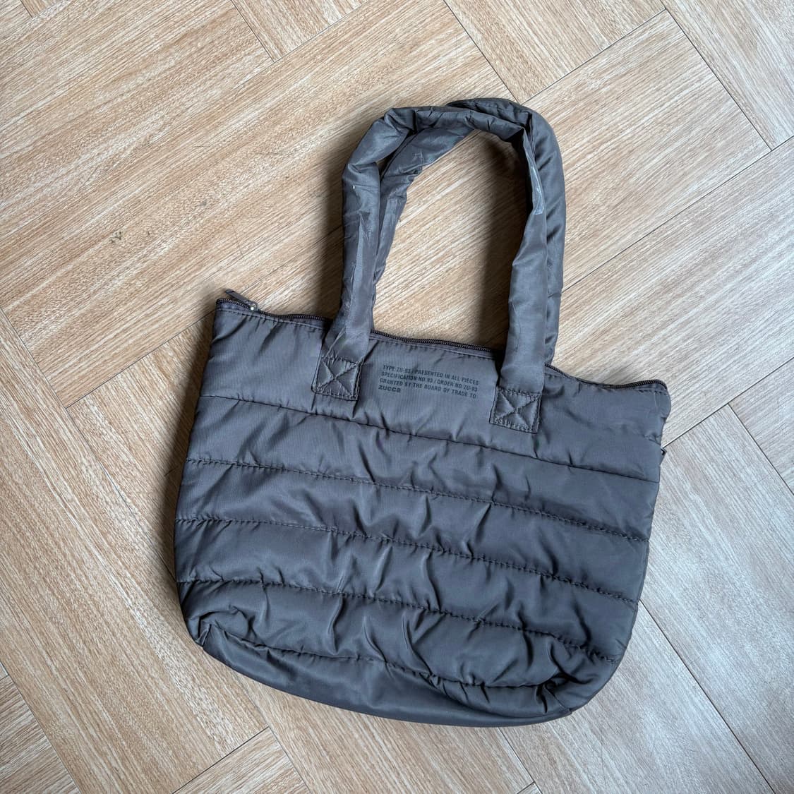 주카 다크브라운 퀼팅 패디드 토트백 상품이미지3