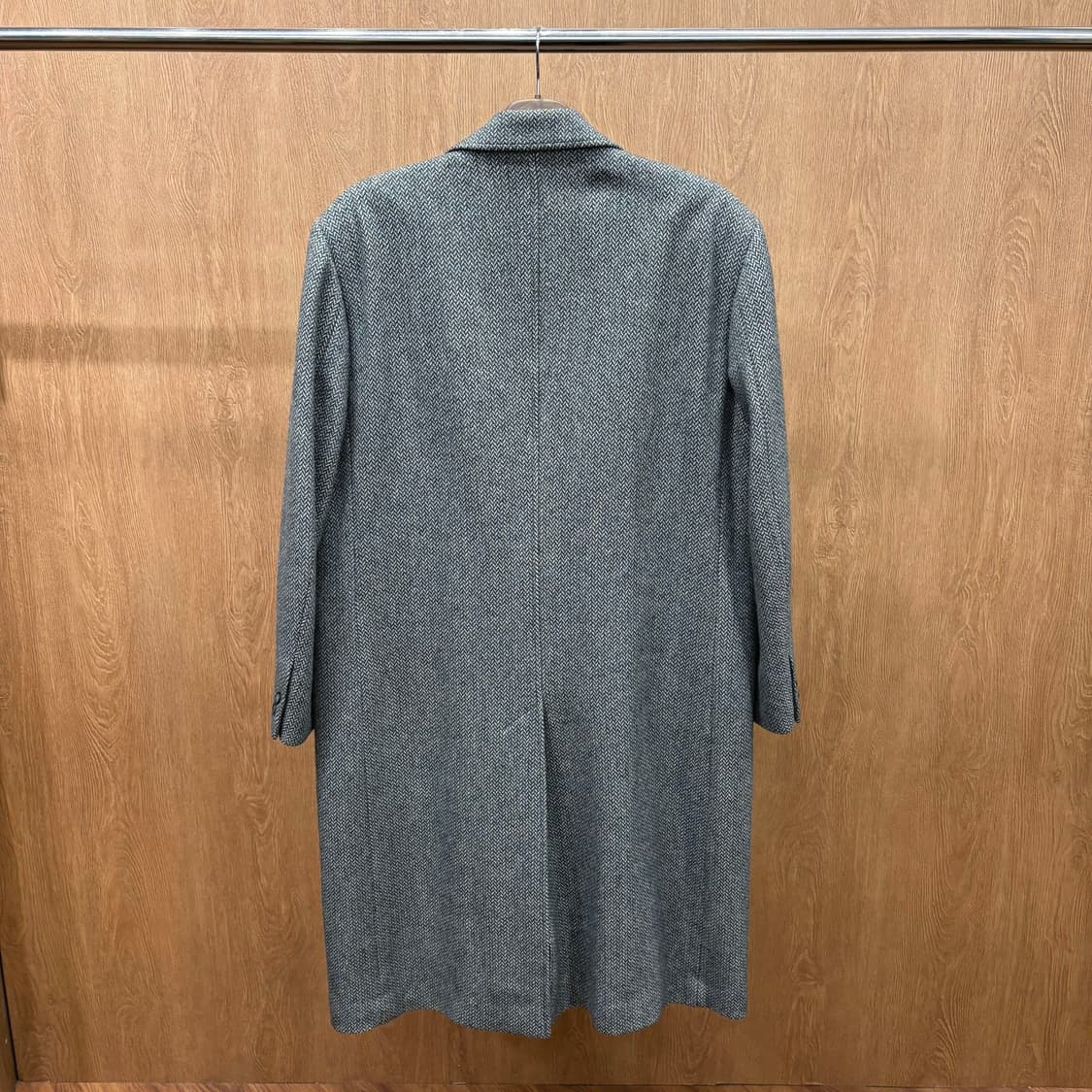  입생로랑 헤링본 테일러드 롱 코트 노치드 라펠 쓰리 버튼 디테일 그레이 상품이미지3