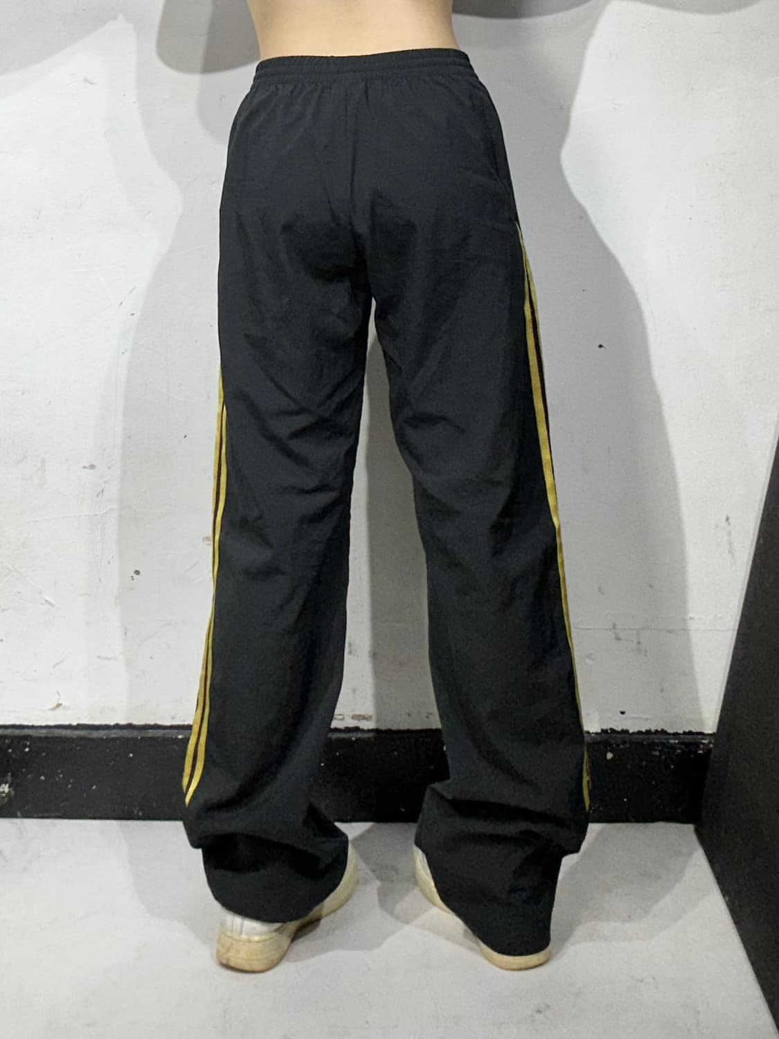아디다스 블랙 골드 삼선 와이드 추리닝 트레이닝 팬츠 M  상품이미지3