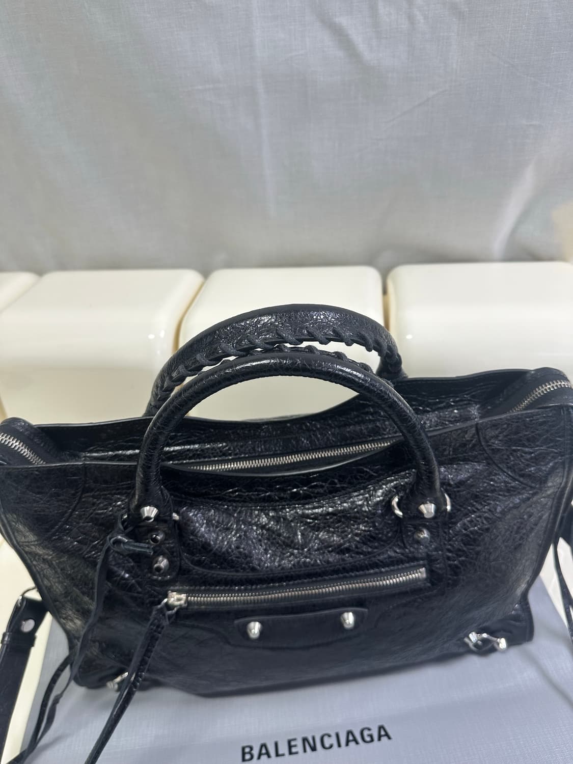 [새상품급 정품] 발렌시아가 시티 모터백 미디움 로고스트랩 상품이미지6