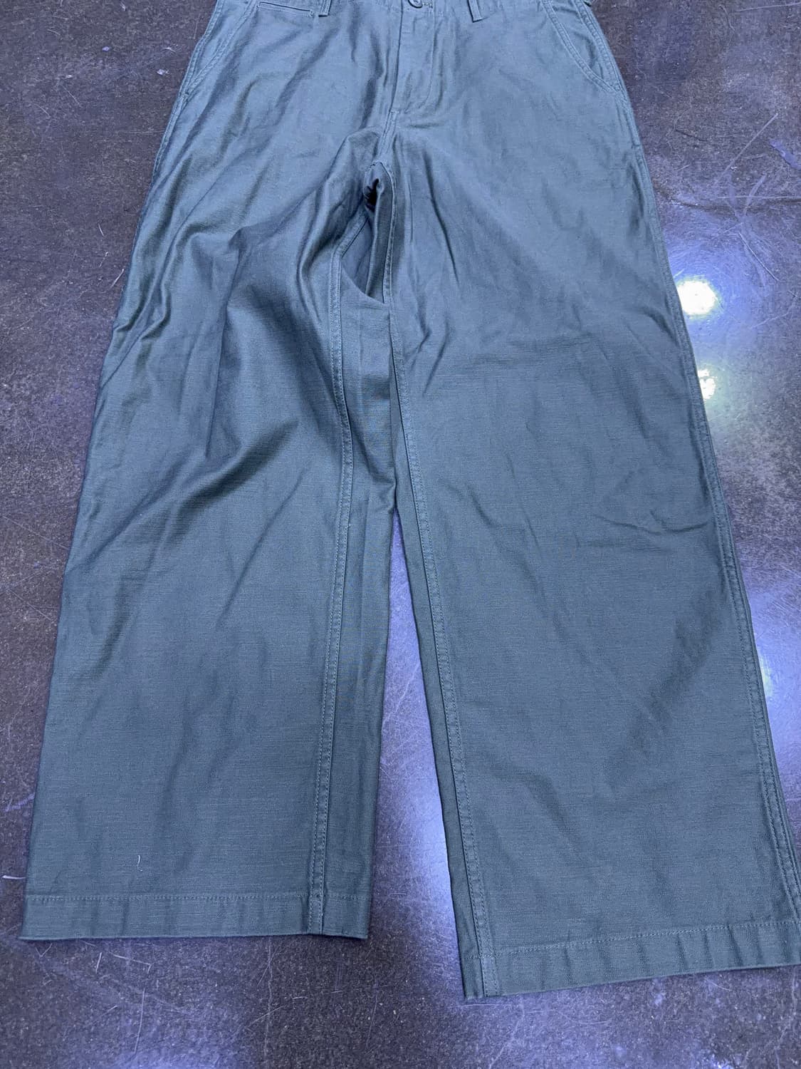 무신사스탠다드 백사틴 와이드 오피서 팬츠 카키 31 상품이미지8