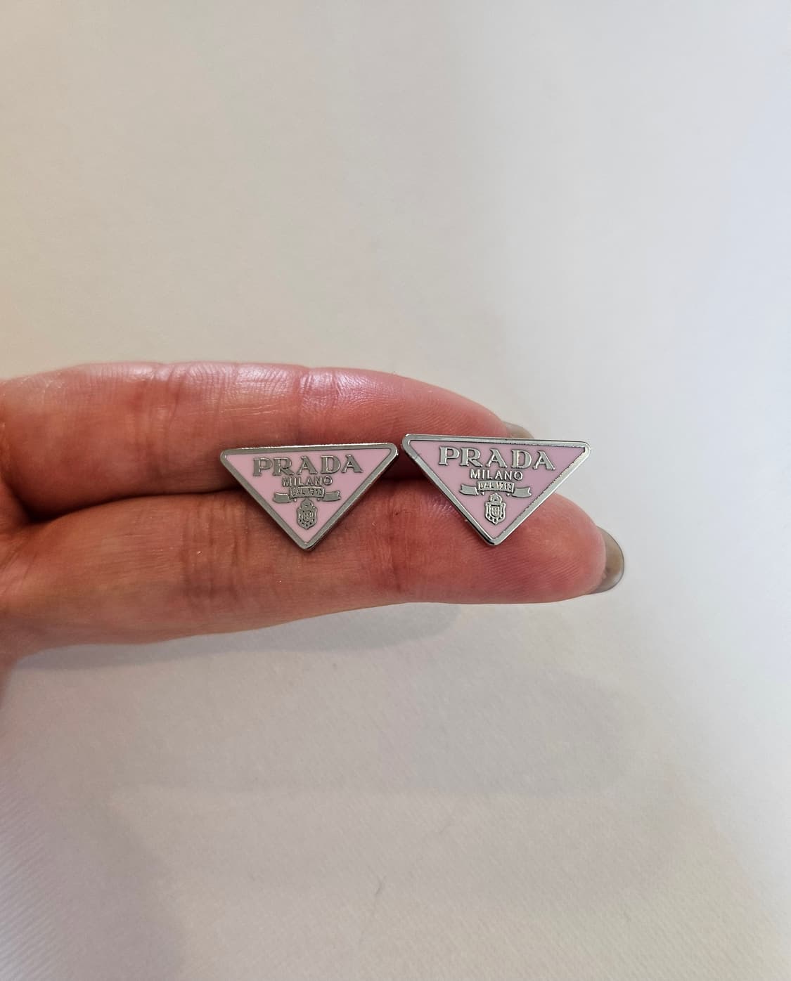 프라다 업사이클링 삼각로고 미니 귀걸이 핑크 상품이미지4
