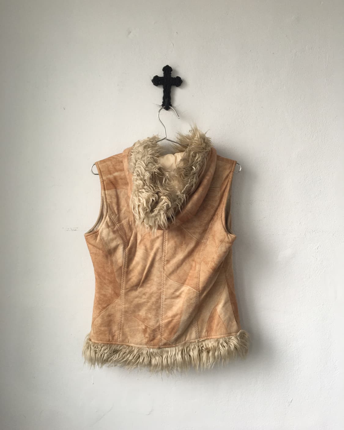 Duffle button fake fur layer hood vest 상품이미지3