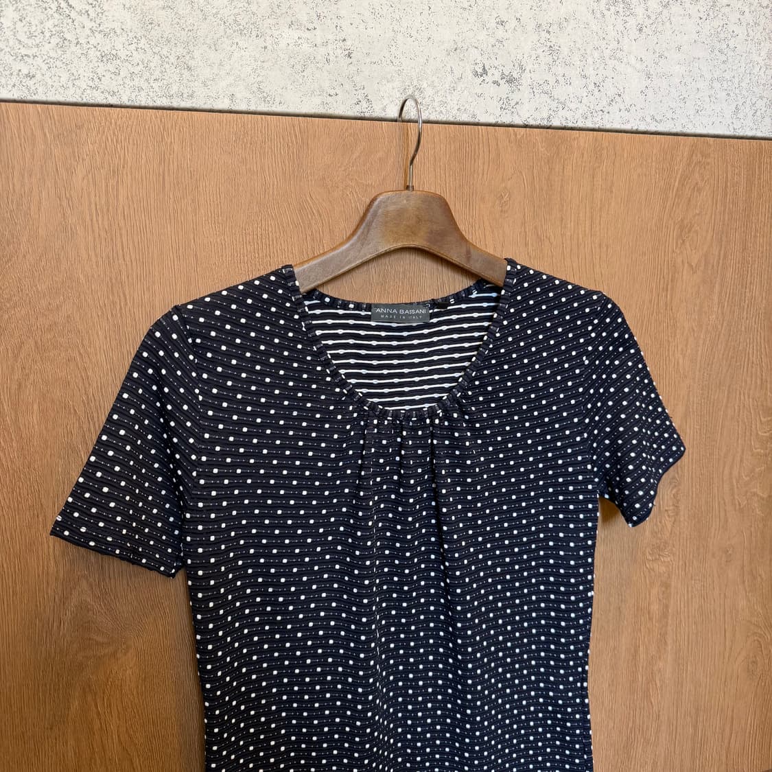 빈티지 라운드넥 반팔 티셔츠 도트 패턴 넥 셔링 디테일 네이비 상품이미지3