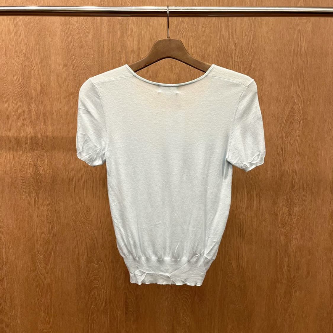 꾸레쥬 반팔 니트 라운드넥 리브드 커프스 헴 무지 디테일 라이트 블루 상품이미지3