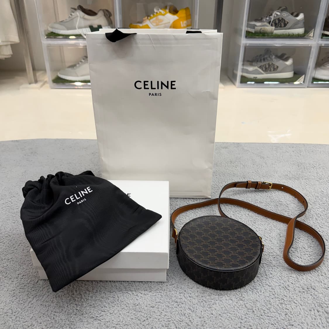 셀린느 트리옹프 스트랩 라운드 퍼스 크로스백 상품이미지2