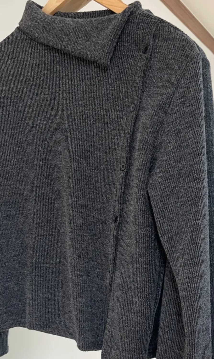 모브앤로지 보카시 버튼 슬릿 폴라 니트티 차콜(새옷) 상품이미지3
