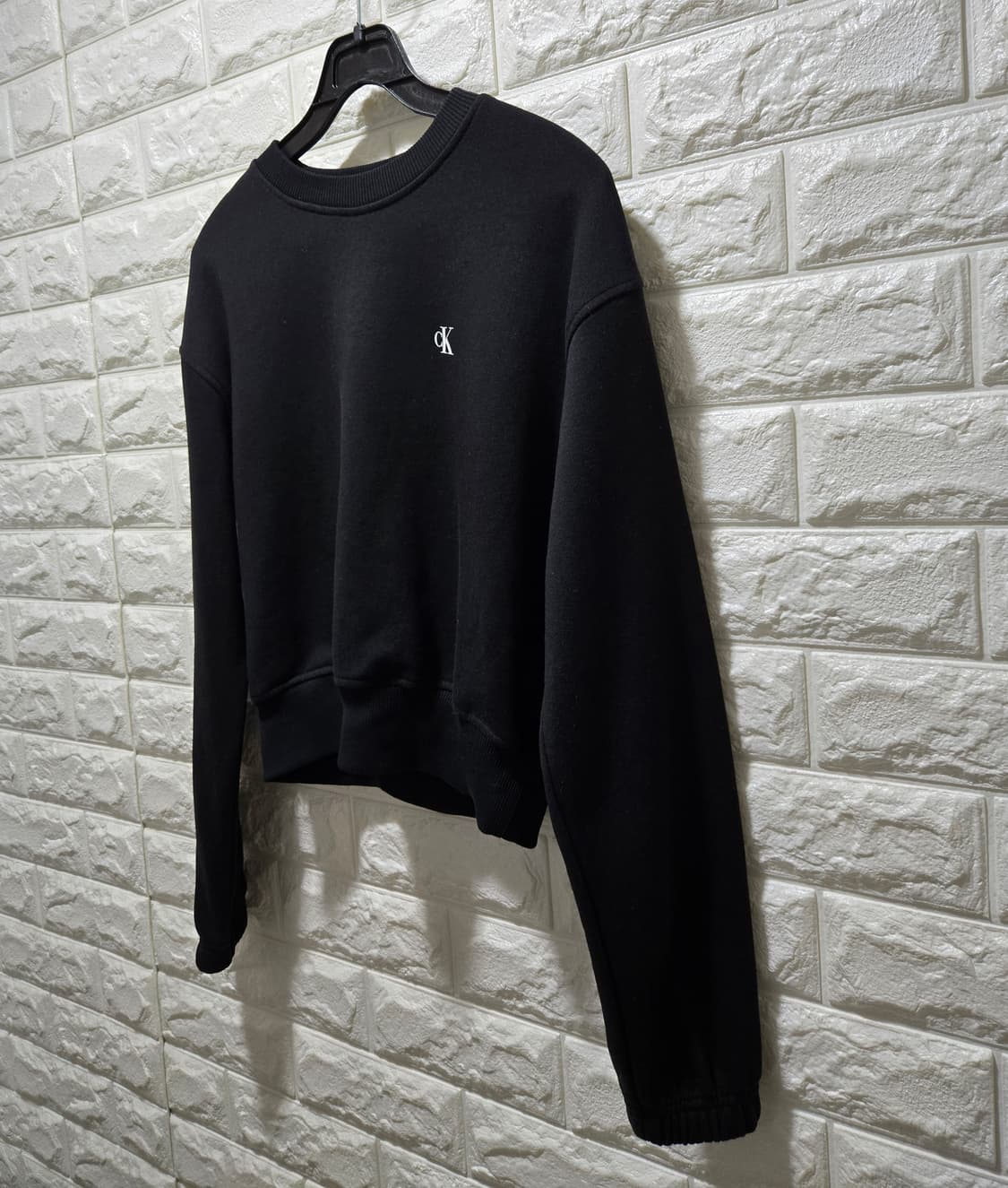 캘빈클라인 스몰로고 크롭 맨투맨 스웨트셔츠 90 상품이미지3