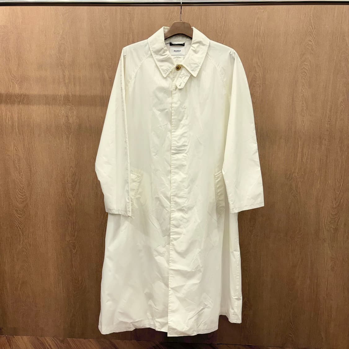 더블렛 긴팔 코팅 롱 코트 미니멀 싱글 후면 레터링 자수 디테일 화이트 상품이미지2