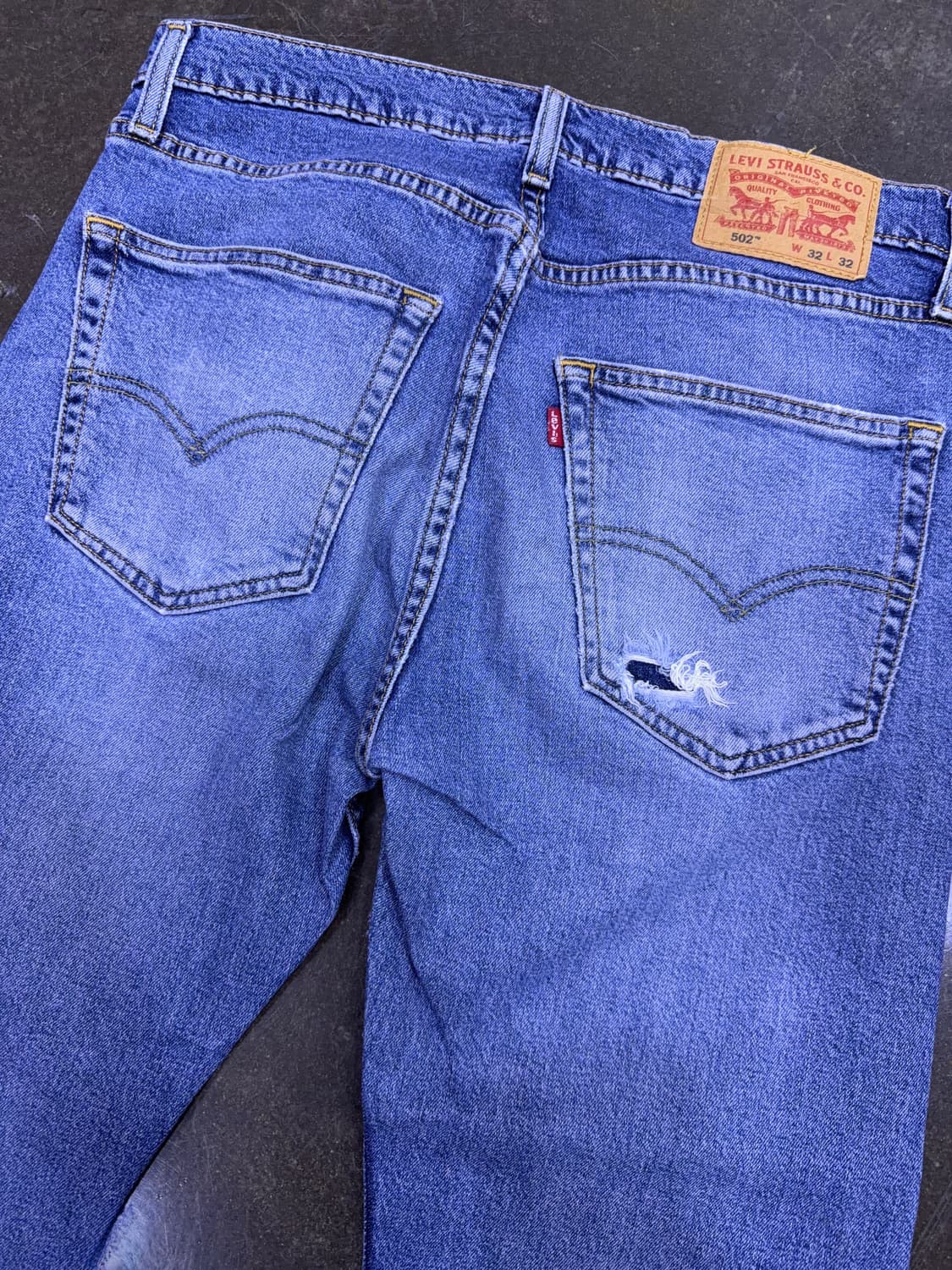 리바이스 502 레귤러 테이퍼드핏 중청 워싱 데님팬츠 32 상품이미지6