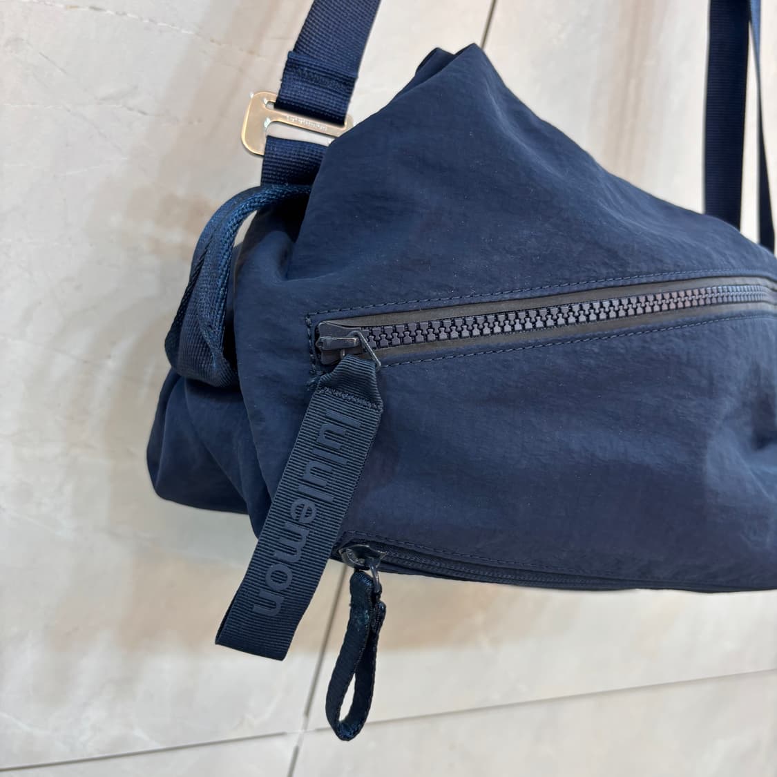 룰루레몬 네이비 크로스백 상품이미지3