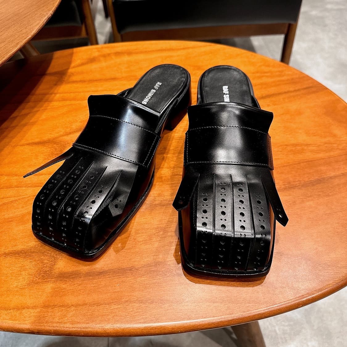 (정품/새상품) 라프 시몬스 남성 블랙 프린지 브로그 로퍼 상품이미지1