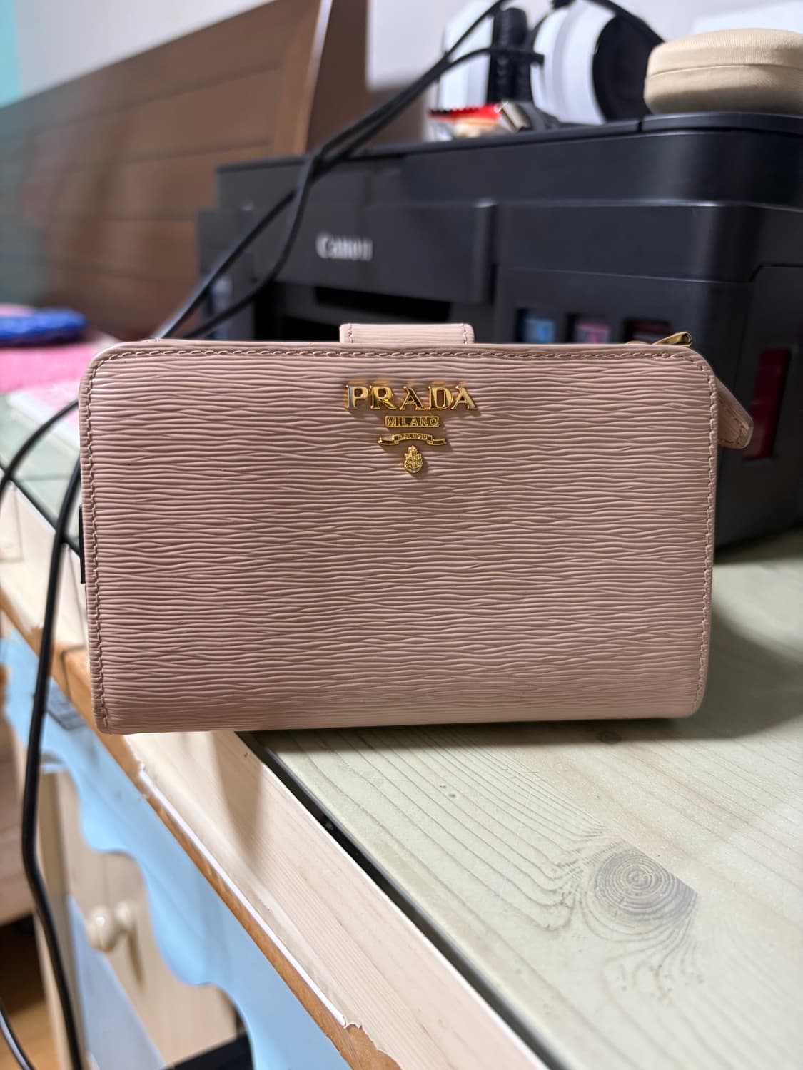 프라다 사피아노 레더 중지갑 파우더 핑크 상품이미지1