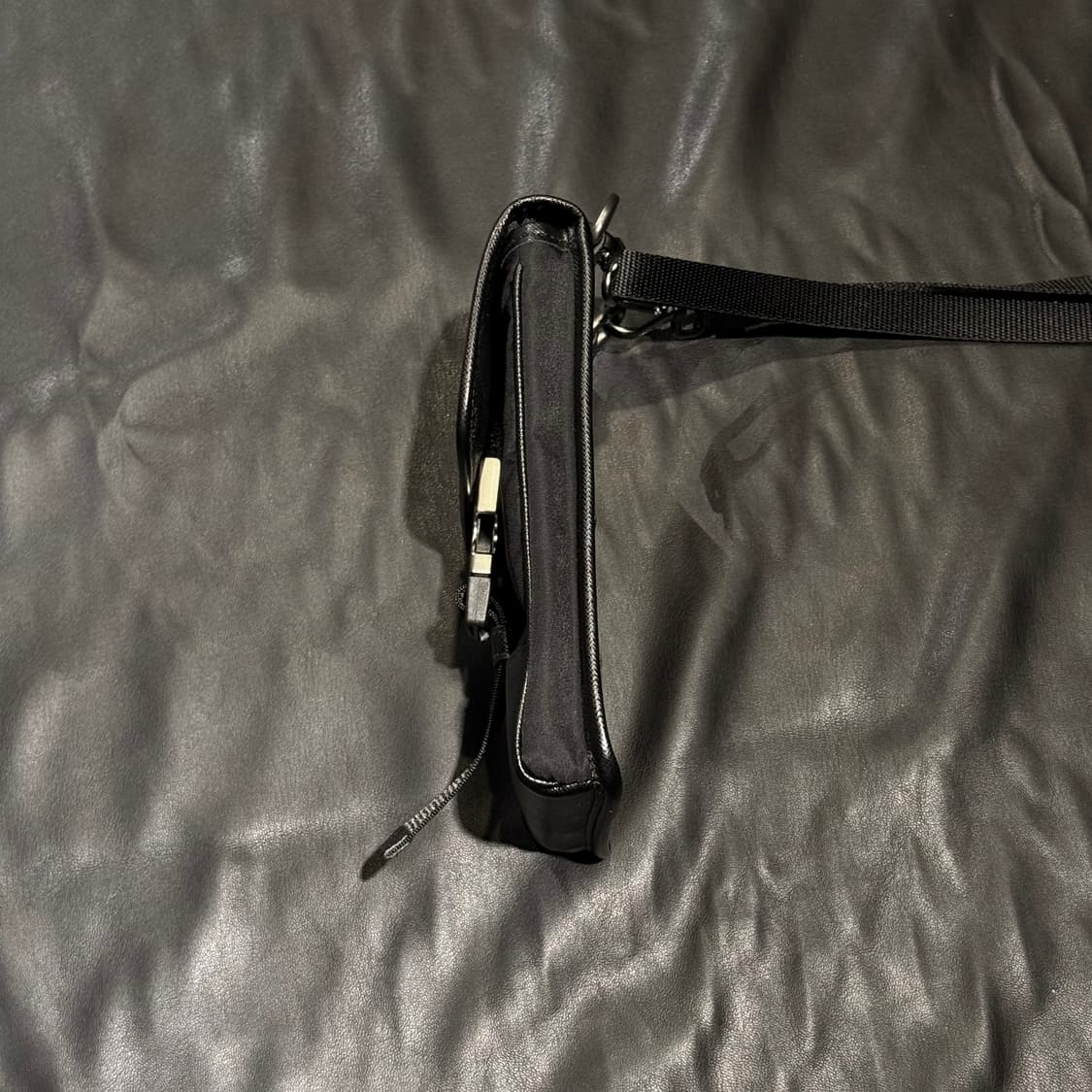 프라다 사피아노 리나일론 스트랩 폰 케이스백 블랙 상품이미지7